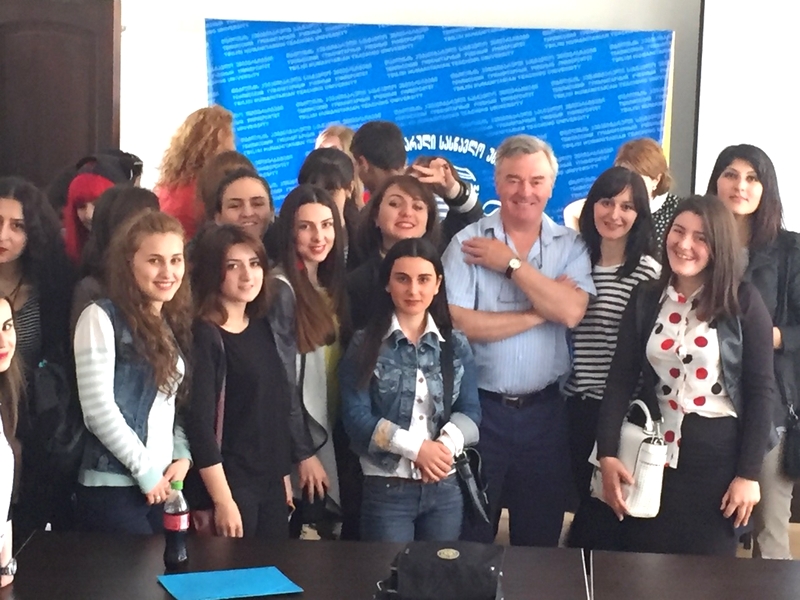 დიდი ბრიტანეთის სამეფო სამხედრო აკადემიის პროფესორი ჯასტინ პოტერი თჰუ-ში 